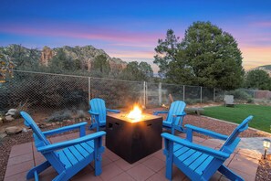 Property grounds - Sedona Desert Hideaway: Luxurious 3BR home with stunning red rock views. (Sedona)