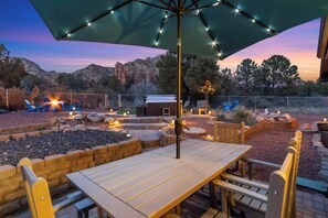 Outdoor dining - Sedona Desert Hideaway: Luxurious 3BR home with stunning red rock views. (Sedona)