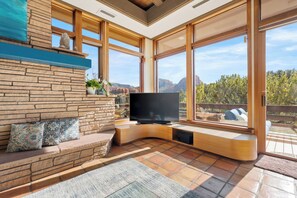 Smart TV - Stunning Hilltop 3-Acre Villa, Forever Views, Hot Tub, EV Charger & Pet Friendly (Sedona)