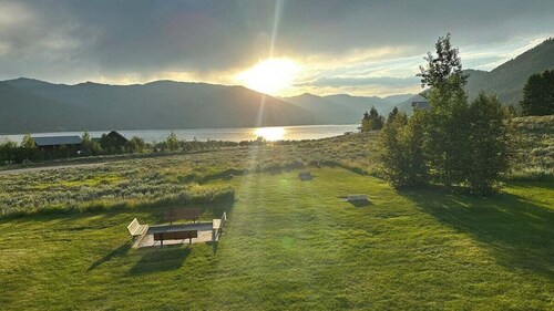 Hebgen Paradise Lodge: Spacious 5BR retreat 20 min from Yellowstone, perfect for 15 guests.