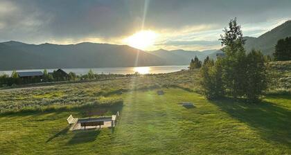 Hebgen Paradise Lodge: Spacious 5BR retreat 20 min from Yellowstone, perfect for 15 guests.