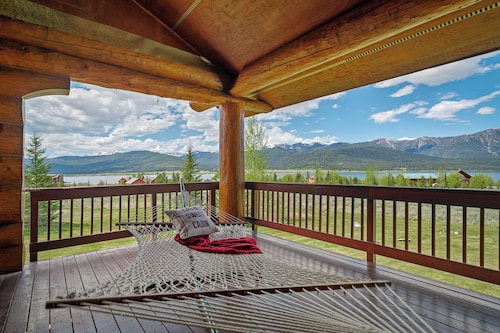 Hebgen Paradise Lodge: Spacious 5BR retreat 20 min from Yellowstone, perfect for 15 guests.