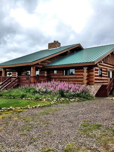 Hebgen Paradise Lodge: Spacious 5BR retreat 20 min from Yellowstone, perfect for 15 guests.