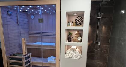 Haus auf dem Hügel mit Jacuzzi, Sauna, Pool, Grill und Obstgarten