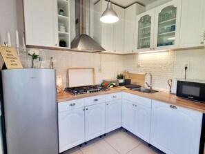 Réfrigérateur, micro-ondes, plaque de cuisson, lave-vaisselle