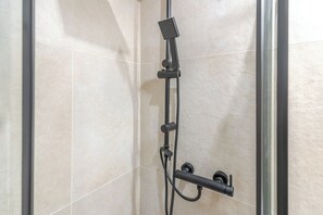 Shower, hair dryer, towels - Słowackiego Serene Studio with Balcony (Katowice)