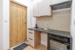 Fridge, oven, stovetop, dishwasher - Słowackiego Serene Studio with Balcony (Katowice)