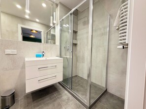 Shower, hair dryer, towels - Madalińskiego Cosy Apartment (Wrocław)