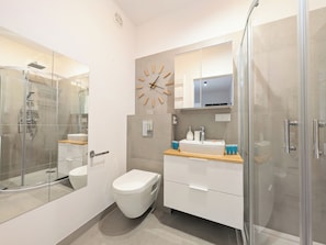 Shower, hair dryer, towels - Jesionowa Spacious Apartment (Wrocław)
