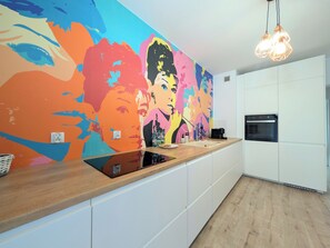 Een koelkast, een oven, een kookplaat, een vaatwasser