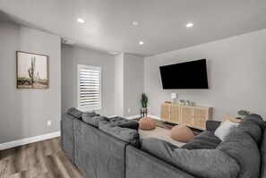 TV - Cactus Alley in Escondido w/ Shared Pool & Hot Tub (Washington)