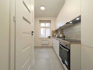 ثلاجة، فرن، موقد طهي مسطح، غسالة أطباق