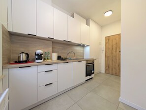 ثلاجة، فرن، موقد طهي مسطح، غسالة أطباق