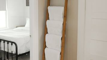 2 habitaciones, tabla de planchar con plancha y cuna de viaje