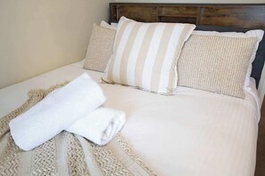 3 bedrooms, iron/ironing board, travel cot, WiFi - Family 3BR Apt in Paddington - Pool & Near Bondi (Paddington)