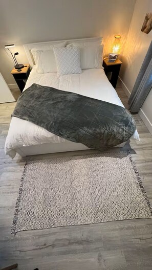 2 bedrooms, iron/ironing board, WiFi, bed sheets - All New 2BR Loft! A very walkable and convenient location near downtown. (Chilliwack)