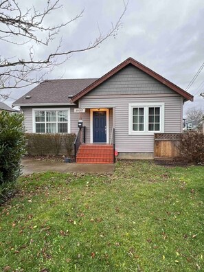 Exterior - All New 2BR Loft! A very walkable and convenient location near downtown. (Chilliwack)