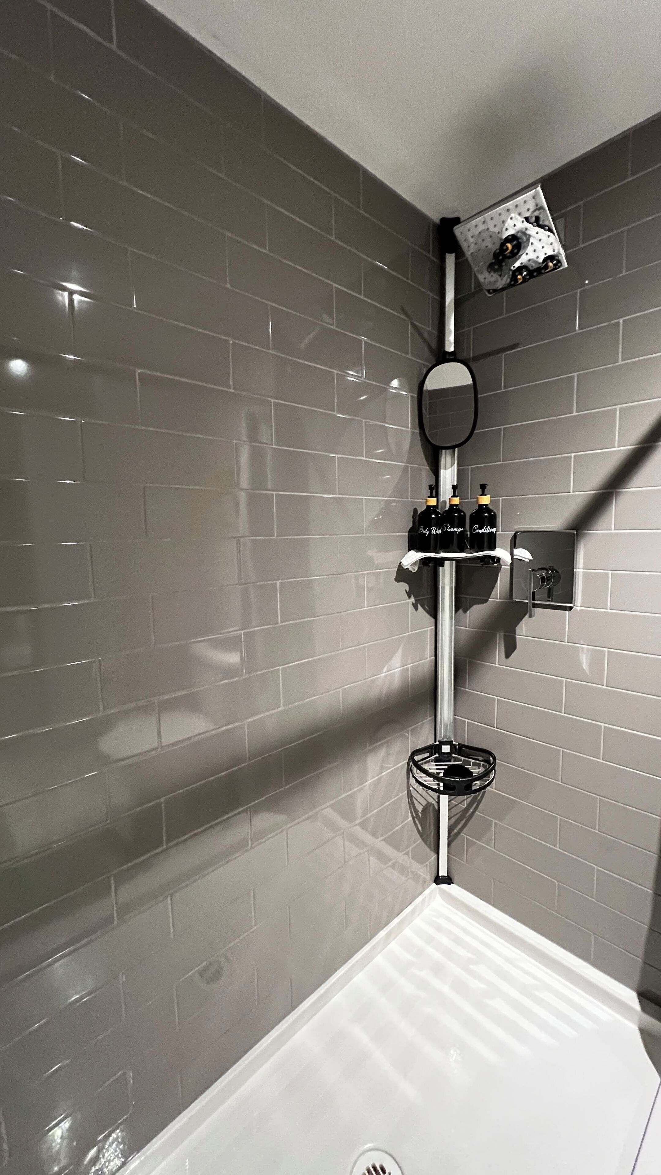 ヘアドライヤー、タオル、石鹸、トイレットペーパー