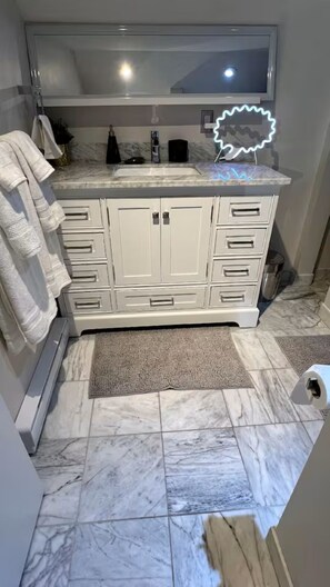 Hair dryer, towels, soap, toilet paper - All New 2BR Loft! A very walkable and convenient location near downtown. (Chilliwack)