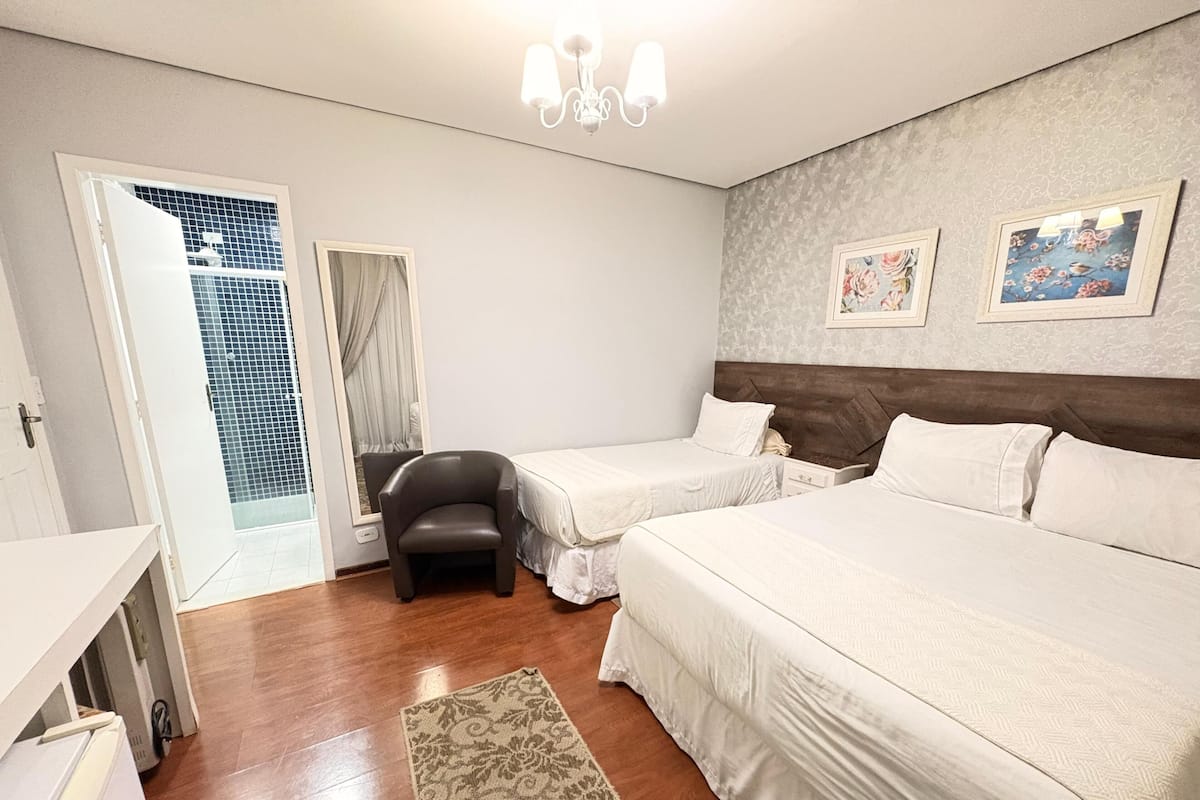 Chambre Triple Confort | Bureau, espace de travail pour ordinateur portable, Wi-Fi gratuit