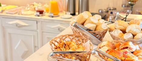 Déjeuner complet gratuit tous les jours