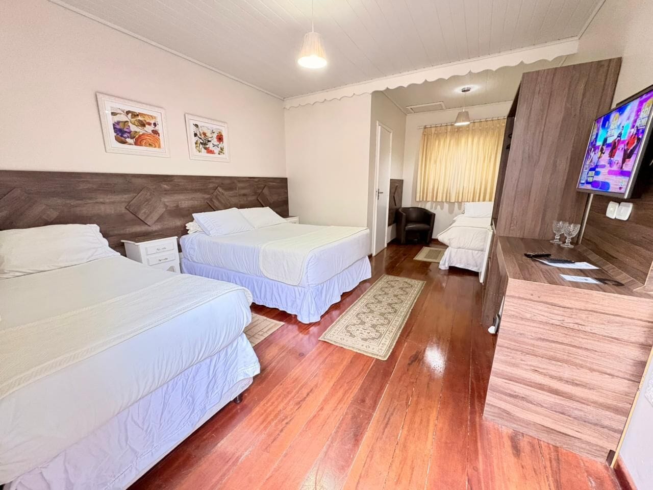 舒適四人房 | 書桌、手提電腦工作空間、免費 Wi-Fi