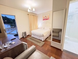 Quarto casal conforto | Escrivaninha, espaço de trabalho para notebook, Wi-Fi de cortesia