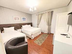 Comfort Triple Room | Desk, laptop workspace, free WiFi - Pousada Suisse (Campos do Jordão)