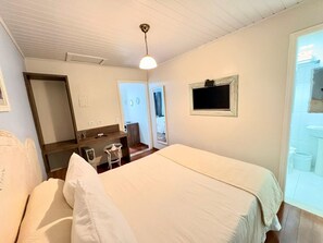 Quarto triplo conforto | Escrivaninha, espaço de trabalho para notebook, Wi-Fi de cortesia