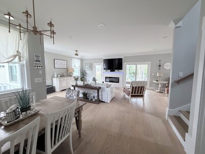 Marsh-View Retreat w/Hot Tub I Golf Cart Friendly I 15 Min to Dwntown Charleston