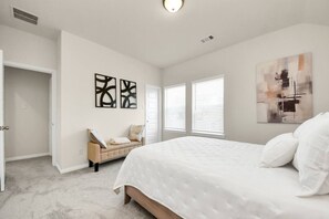 3 Schlafzimmer, Schreibtisch, Bügeleisen/Bügelbrett, Reisekinderbett