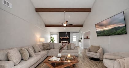 Your Perfect 6BR Getaway w/ Basketball Court