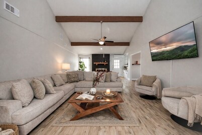 Your Perfect 6BR Getaway w/ Basketball Court