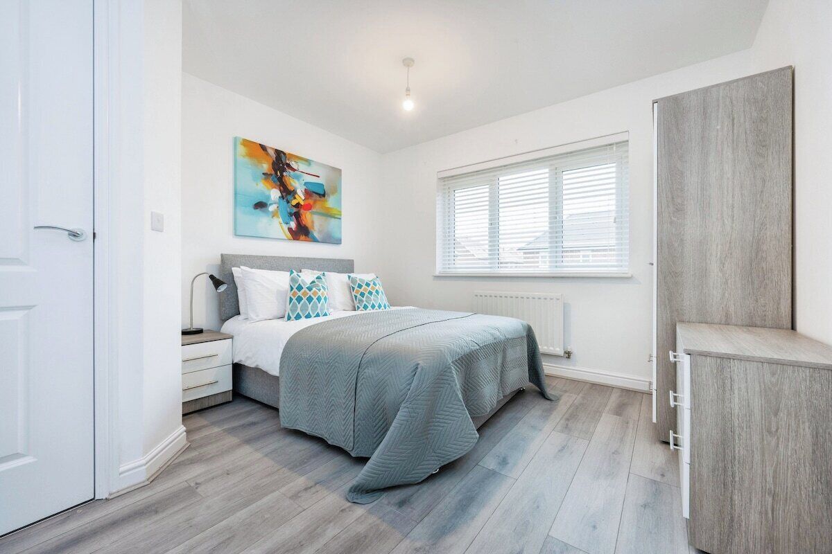 5 bedrooms, iron/ironing board, WiFi, bed sheets