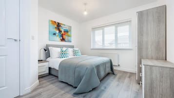 5 bedrooms, iron/ironing board, WiFi, bed sheets