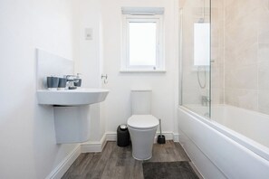 Shower, hair dryer, towels - Spacious Luton Home Sleeps 8 (Luton)