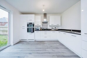Fridge, microwave, oven, stovetop - Spacious Luton Home Sleeps 8 (Luton)