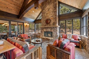 Smart TV, chimenea, libros y estéreo 