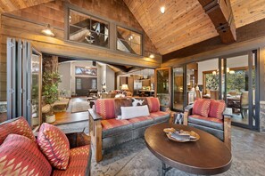 Smart TV, chimenea, libros y estéreo 