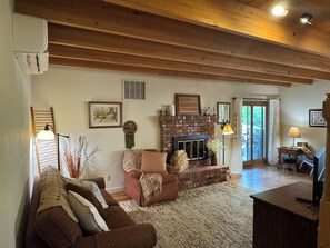 Smart TV, DVD player, books, computer monitors - Boho Farmhouse in Historic Gold Country: Great for Large Families or Groups! (Mokelumne Hill)