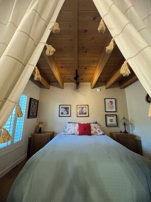 4 bedrooms, desk, iron/ironing board, free WiFi - Boho Farmhouse in Historic Gold Country: Great for Large Families or Groups! (Mokelumne Hill)
