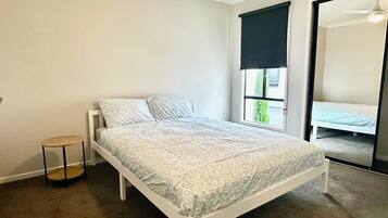 3 bedrooms, iron/ironing board, internet, bed sheets