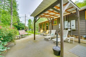 Terrace/patio - Absolute Humble Abode, Condo, Sleeps 4, Mins from Dollywood! (Pigeon Forge)