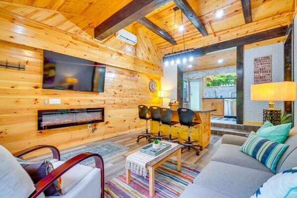 Smart TV, fireplace - Absolute Humble Abode, Condo, Sleeps 4, Mins from Dollywood! (Pigeon Forge)