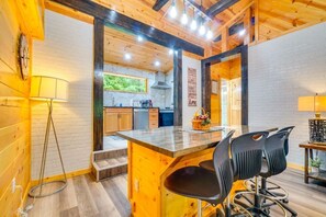 Fridge, microwave, oven, stovetop - Absolute Humble Abode, Condo, Sleeps 4, Mins from Dollywood! (Pigeon Forge)