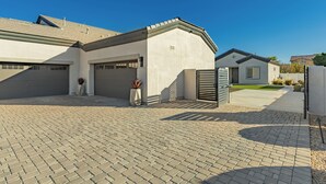 Ein modernes Wohngebäude mit Garage, Auffahrt und gepflegtem Rasen.