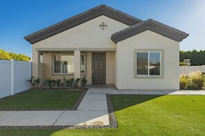 Exterior - Fully Furnished 2 Bed Gilbert, AZ House- Perfect for Extended Day Stays (Gilbert)