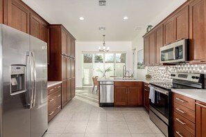 Een microgolfoven, een oven, een kookplaat, een vaatwasser