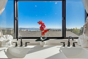 Interior - Harbor View - stunning 3 Bedroom 2 and Half Bath (San Diego)