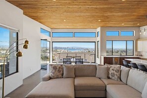 Smart TV, fireplace - Harbor View - stunning 3 Bedroom 2 and Half Bath (San Diego)